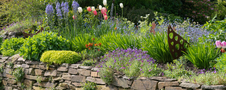 Natursteinmauer mit Blumen